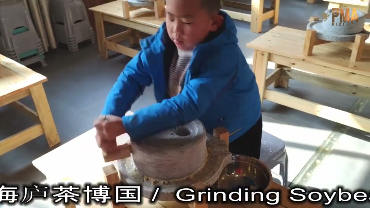 Grinding Soybeans in Hai Lu-Tea Expo Garden &bull; 磨黄豆 海庐茶博国 &bull; Как молоть соевые бобы