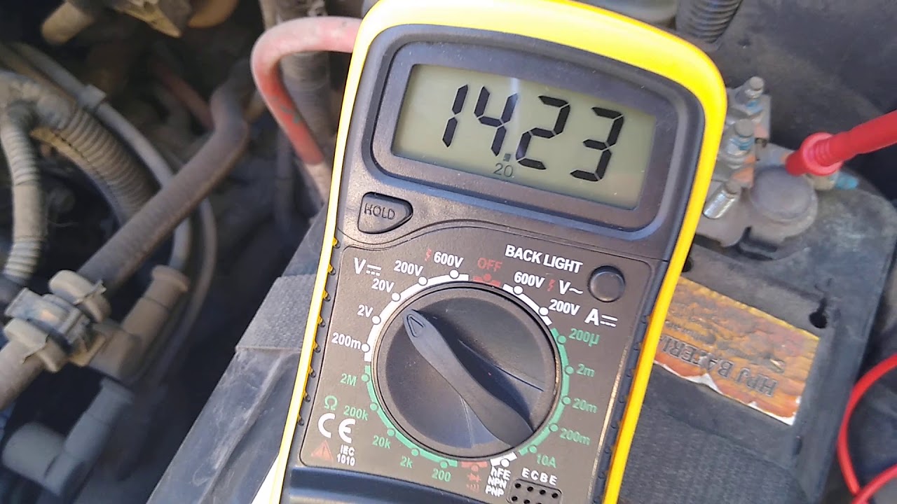 Teste de bateria e alternador do automóvel.