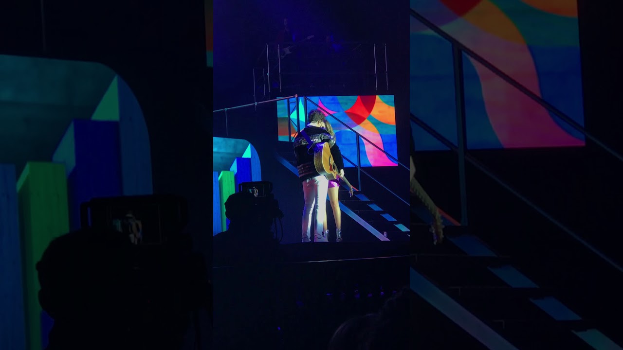 Karol Sevilla Soy Luna Live Napoli 2018 canta Ruggero Pasquarelli