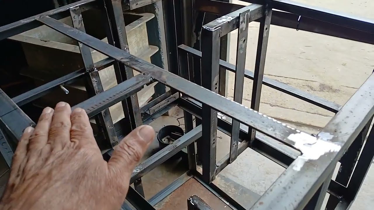 PESANDO OS ESQUELETOS DAS LINDAS D' SU! NA EMPRESA QUE GSLVONIZA E PITA! DA TRABALHO E FICA CARO! 
