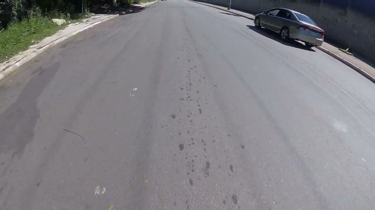 Patins Rollerblade três rodas de 125mm em um Downhill no drop em Piratininga.