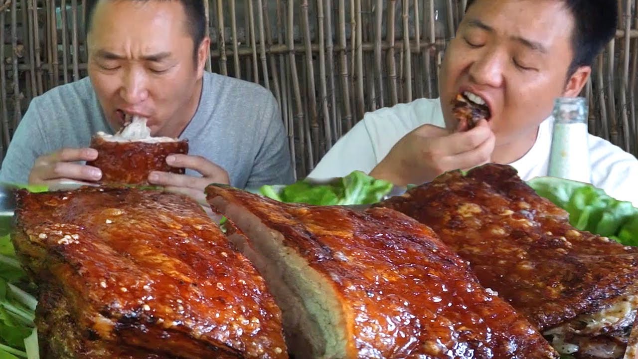 二弟再次挑戰脆皮五花肉，整塊炭火烤至酥脆，抱著啃太過癮了！ 【鐵鍋視頻】