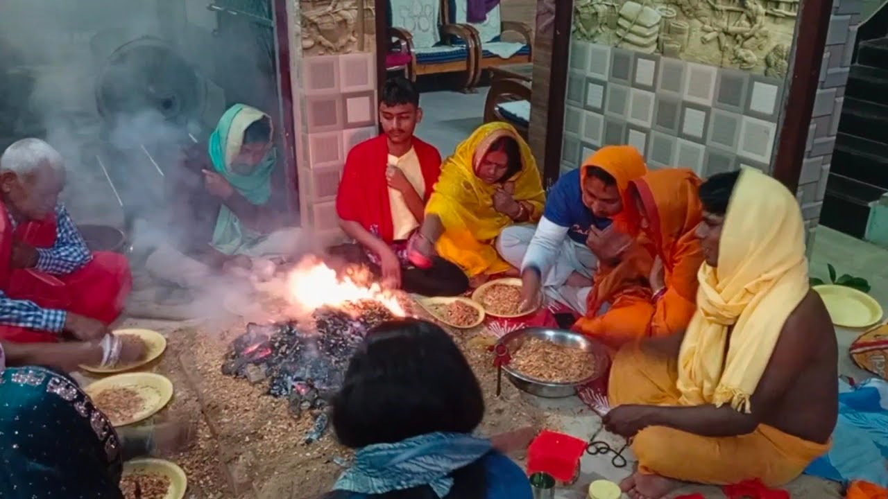 पूर्णिया जिला के मधुबनी बाजार में मां जलपा देवी भगवती के पूजा में हवन करवाते हुएं 