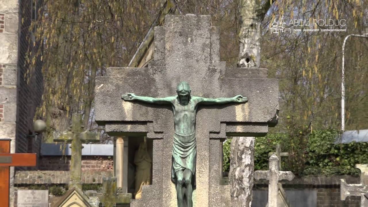 Kleine kerkhof aan de achterzijde van het abdijcomplex Rolduc