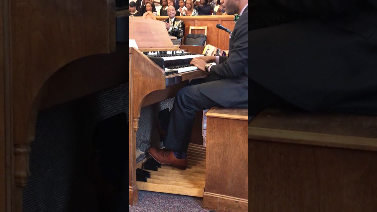 Rev. Kellen Brooks Demonstrates on Organ for 2017 Ray Daniels House of Music Recital