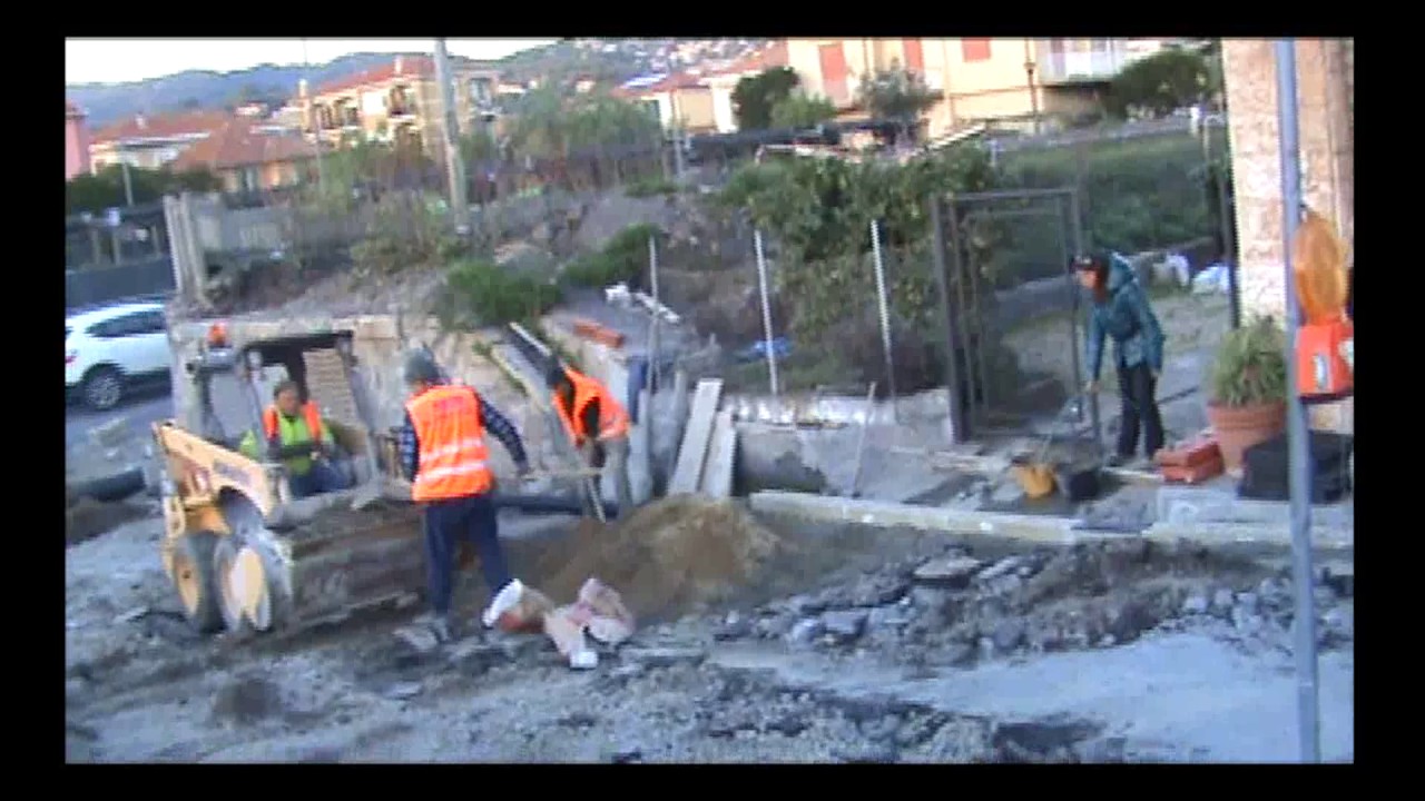 DEMOLITO A DIANO MARINA IL CAVALCAVIA FERROVIARIO