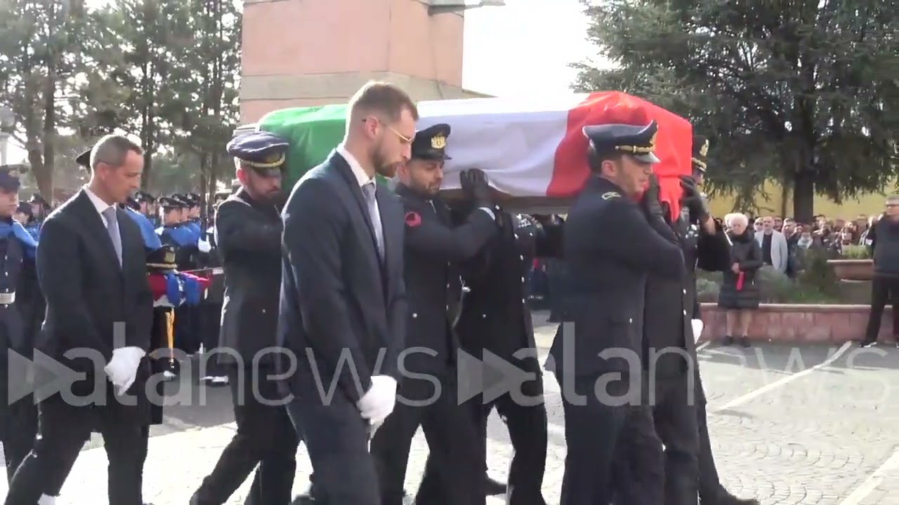 Funerali Guidonia, i feretri di Cipriano e                                         entrano in chies