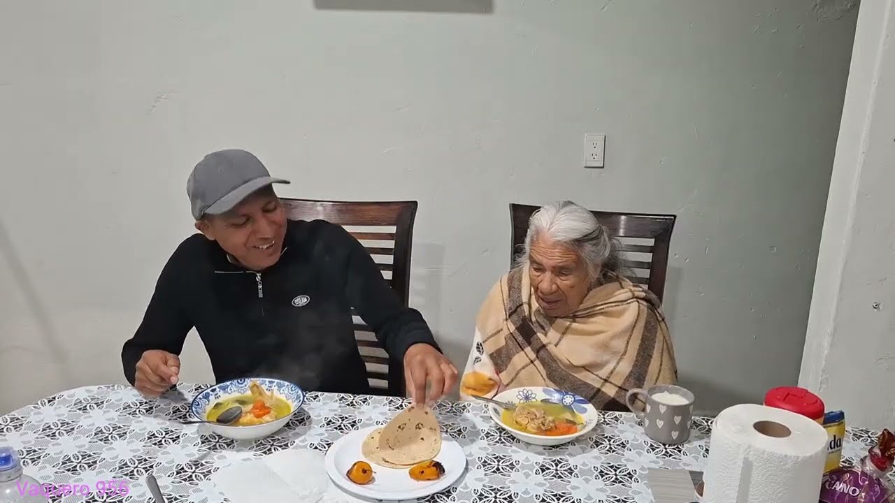 un caldito  de pollo con cebolletas y un chile morrongo azado  asi me enseña mi esposa NETY 