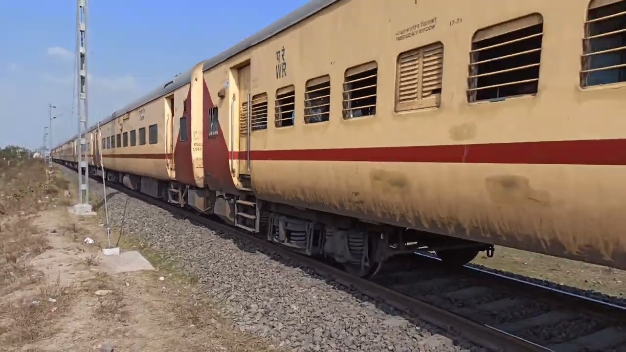Dual Alco Brothers lead 09523 Okha - Delhi Sarai Rohilla Spl. SF Exp. towards next hault at SUNR🚂
