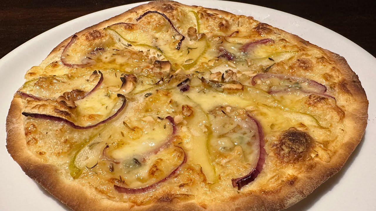 Flammkuchen mit Birne und Gorgonzola