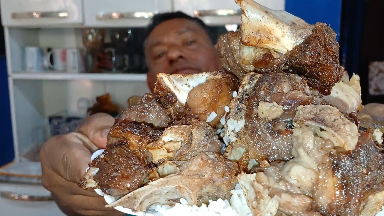 HOMEM GULOSO CARNE DE PORCO FRITA Ele Colocou a Carne Toda no Prato Dele Não Deixou para Sua Esposa