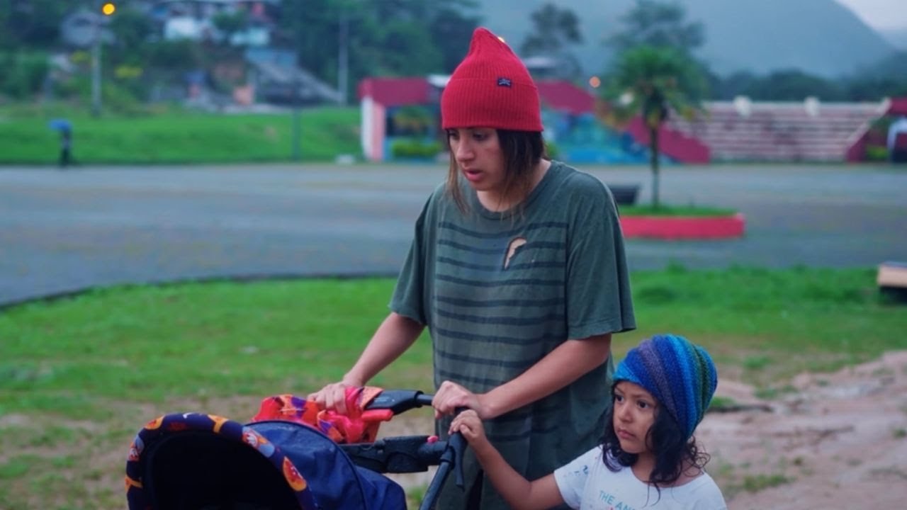 Mala mujer tira a bebe en el basurero para quedarse con todo el dinero de su pareja.