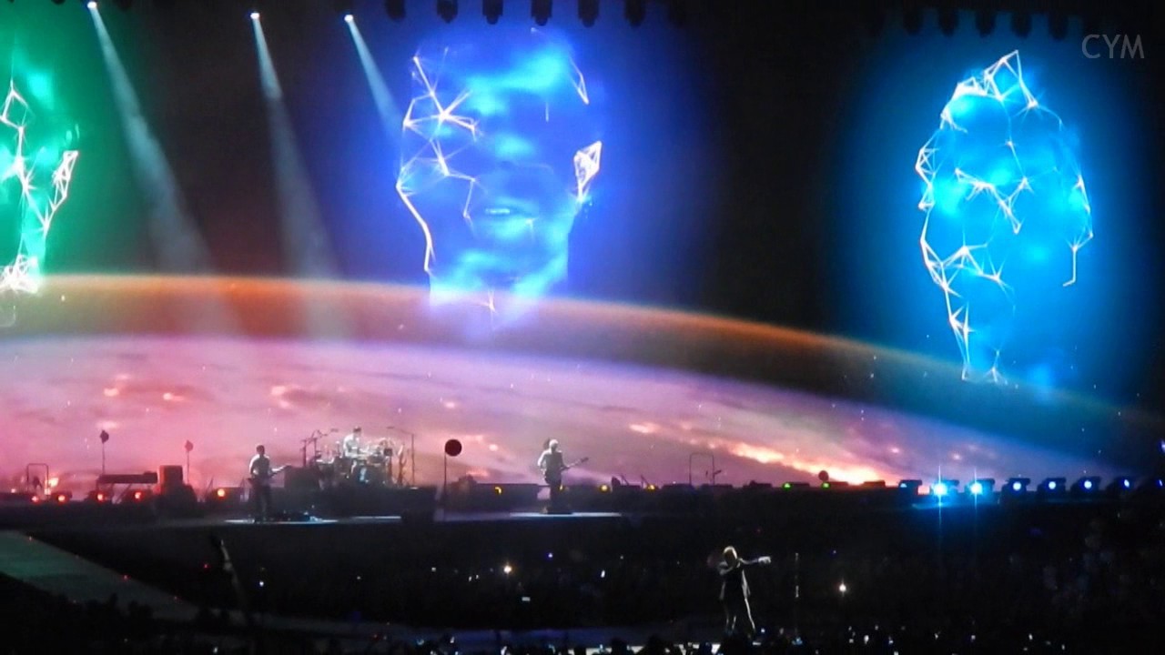 U2 Beautiful Day - Bono surprised about balloons - Amsterdam 2017-07-29