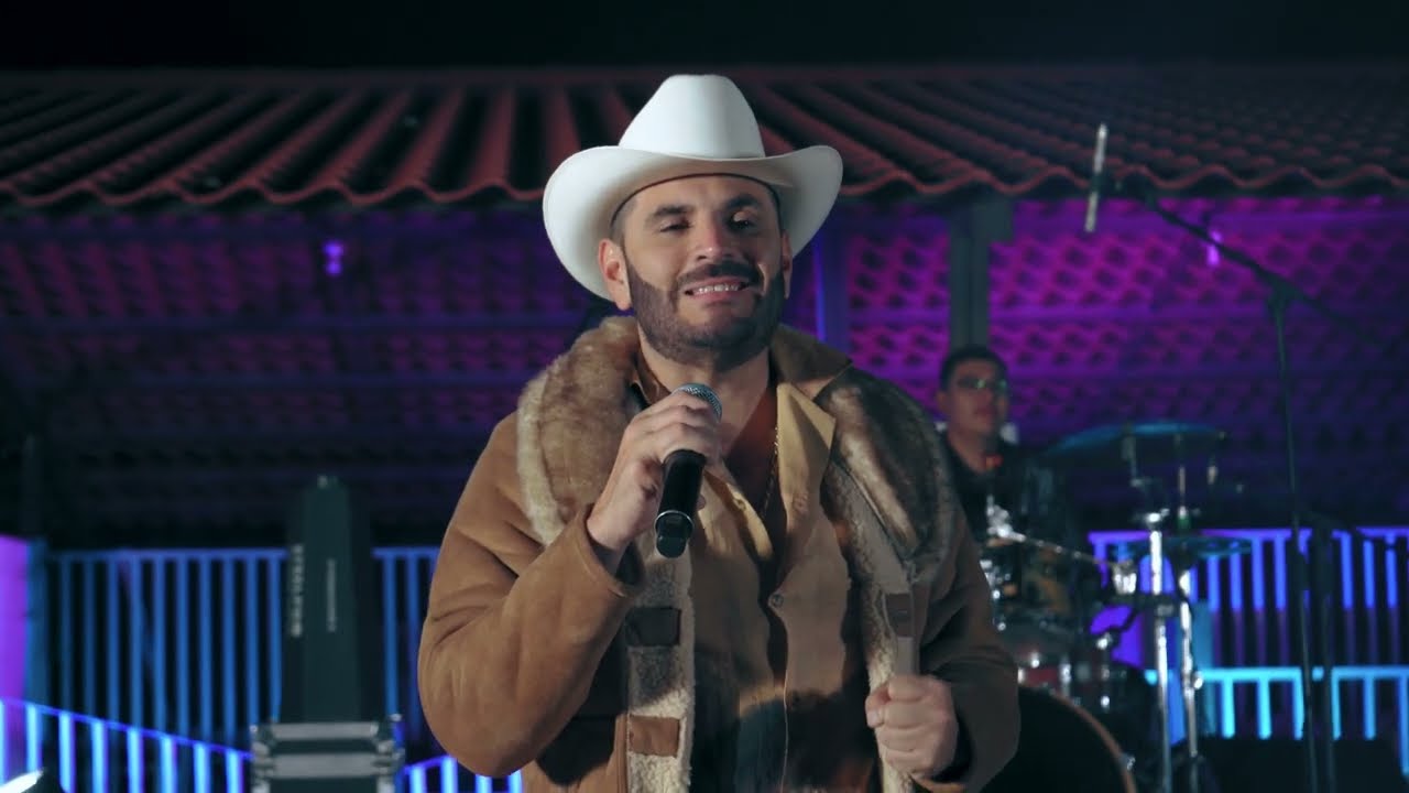 El Komander - Vi&eacute;ndolo (En Vivo desde Mis Caballerizas)