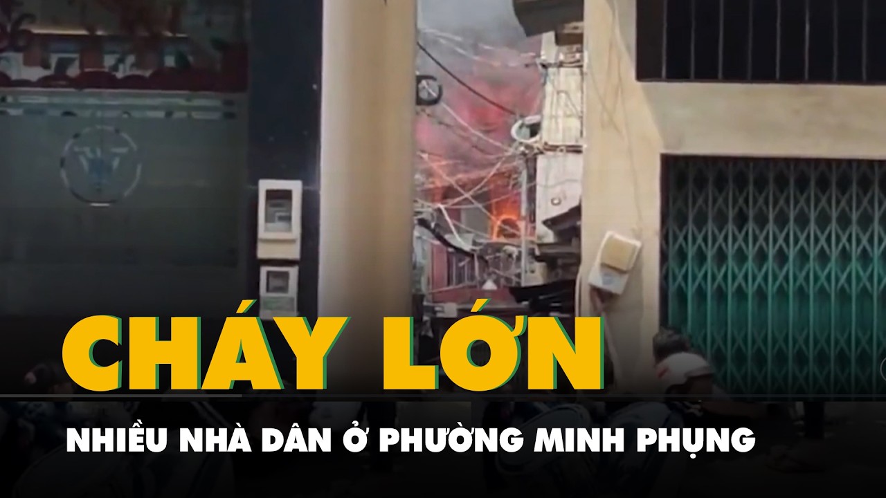 Cháy lớn nhiều nhà dân ở phường Minh Phụng, TP.HCM