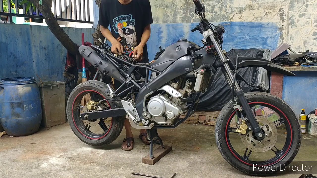 Proses perakitan Vixion supermoto