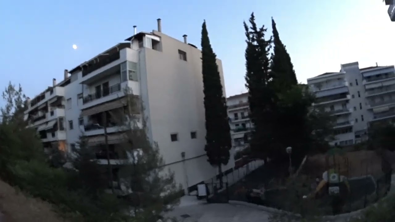 Θεσσαλονίκη  βόλτα στο ανάχωμα της Άνω Τούμπας 