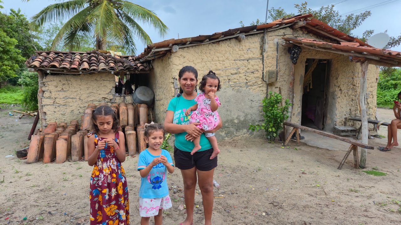 MARLI MÃE DE 4 FILHOS, VEJA COMO ELA SOBREVIVE NUMA CASA TÃO SIMPLES SEM BANHEIRO, SEMLUXO!
