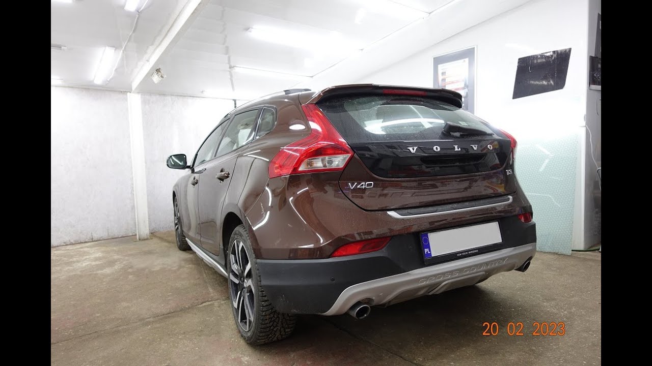 Jak zdemontować tapicerkę drzwi i bagażnika w Volvo V40 II generacji - WRAP_SHADOW_STUDIO