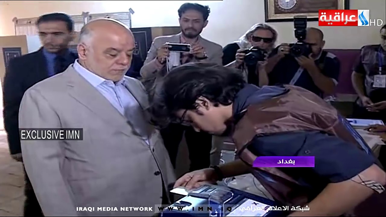 رئيس الوزراء د. حيدر العبادي يدلي بصوته في الأنتخابات التشريعية في أحدى مدارس بغداد