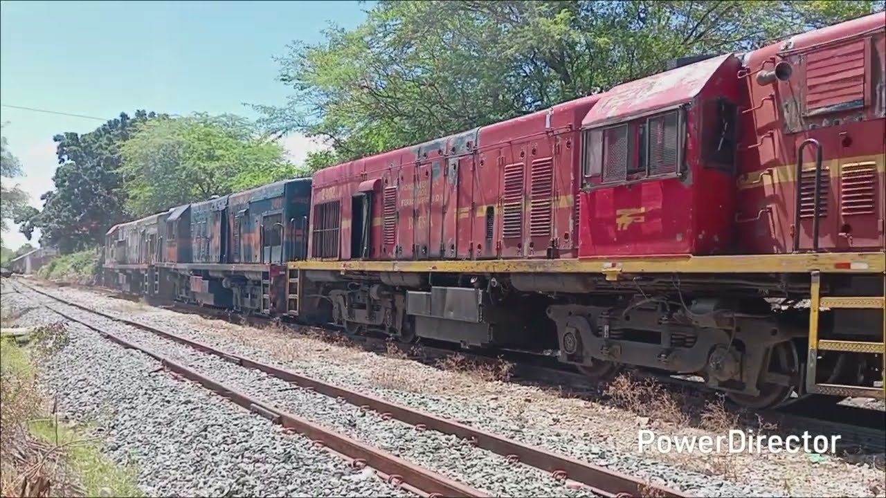 VLI:Dois trens carregados entrando no pátio na estação em Salgadalia BA com carga pesada em rampa
