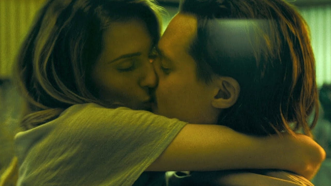 Horizon Line / Kiss Scenes &mdash; Sara and Jackson (Allison Williams and Alexander Dreymon)