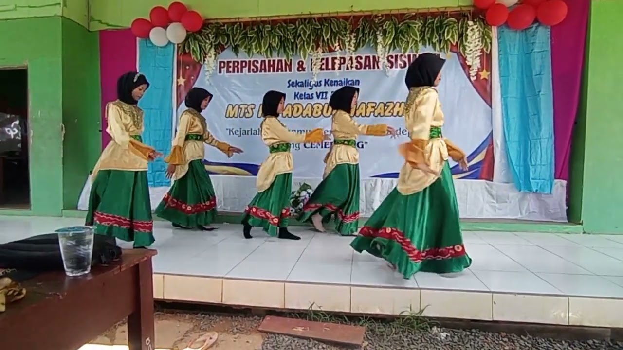 Penampilan tarian siswi