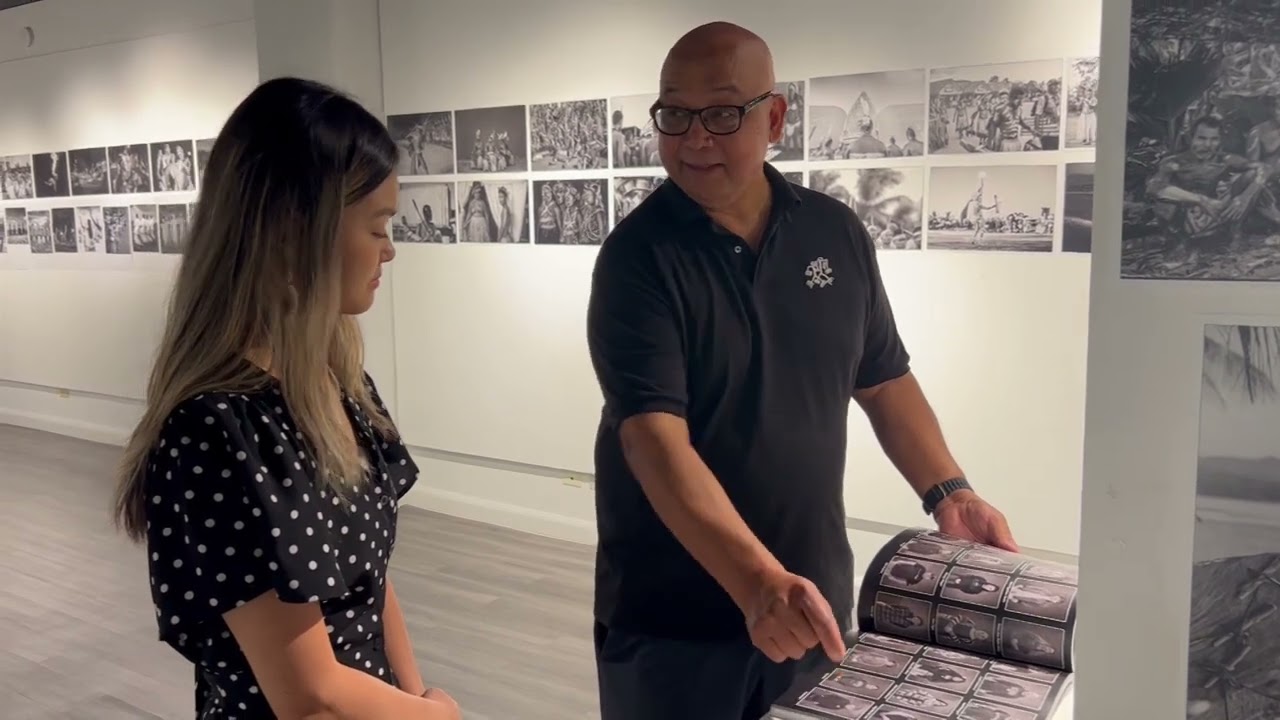 Pulitzer Prize-winning photographer Manny Crisostomo lets exhibitgoers pick next book selections