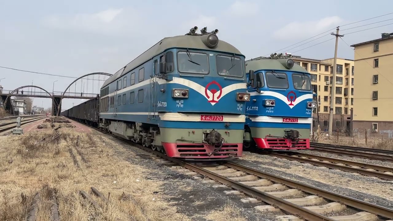 China railway 铁法能源DF4B型7720号内燃机车牵引敞车通过调兵山站DF4B型7772号内燃机车牵引敞车准备发车