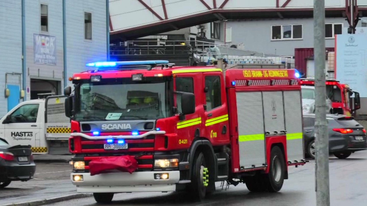 ST.BRYN (O61+O421) ABA oslo brann og redningsetat brannbil i utrykning Feuerwehr auf Einsatzfahrt