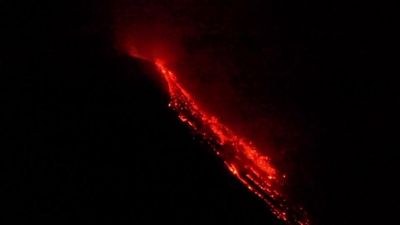 Nuova eruzione Stromboli, la lava cola di notte dal vulcano