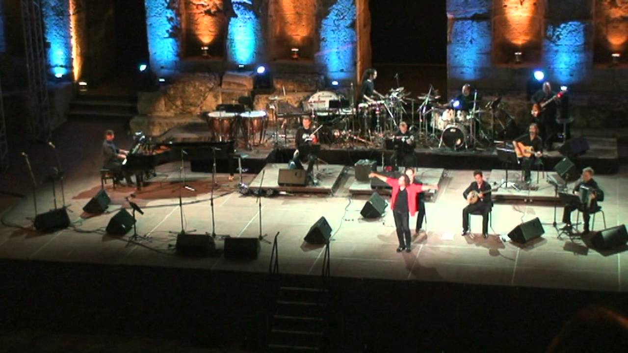 Βασίλης Παπακωνσταντίνου - Ένα το Χελιδόνι, Βρέχει στη φτωχογειτονειά, Αρνιέμαι - Ηρώδειο