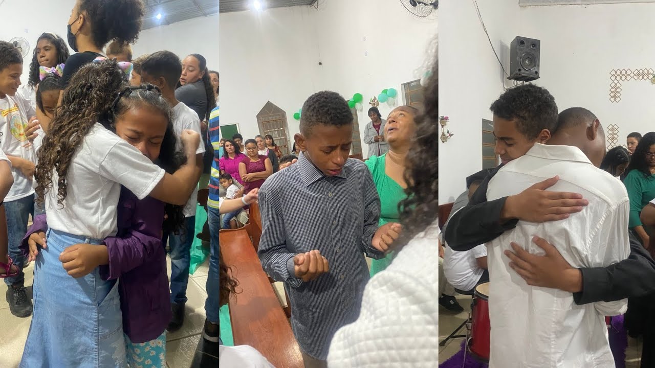 CRIANÇAS SENDO BATIZADAS COM O ESPÍRITO SANTO