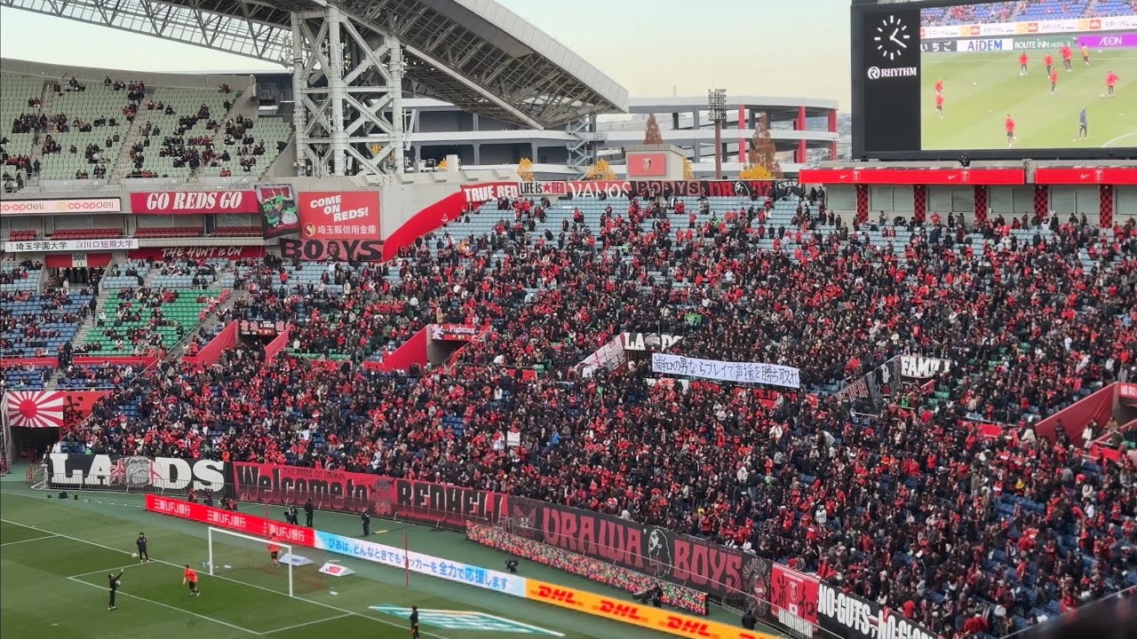 2025最終戦、静観で試合に入る模様。両チーム選手アップ開始2025年12月6日(土) J1 浦和レッズ vs 川崎フロンターレ @ 埼玉スタジアム2002