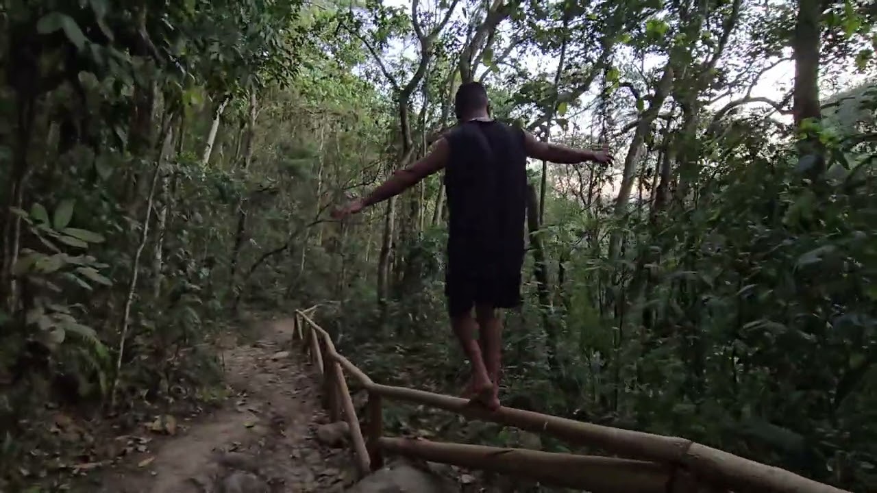 A gente brincando acima de escada