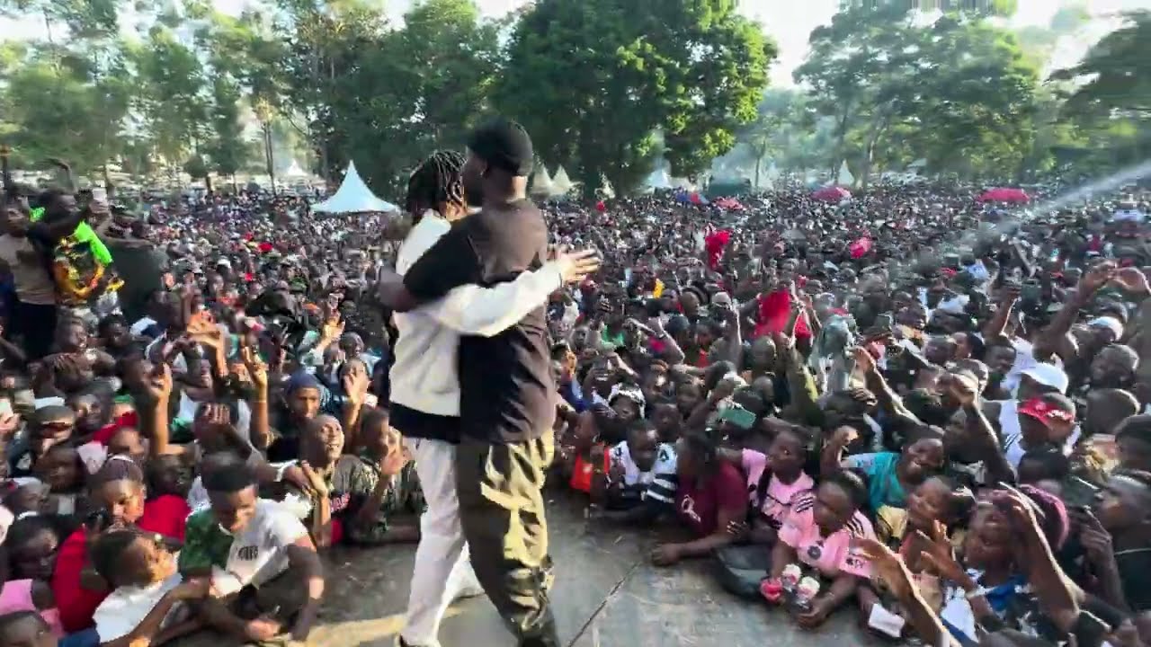Eddy Kenzo invited King Saha on stage ❤️