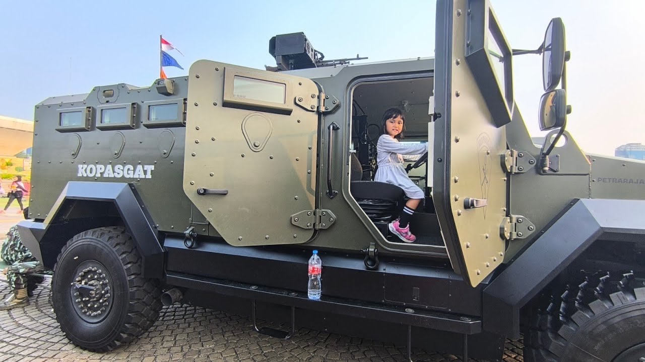 PAMERAN ALUTSISTA HUT TNI 79 DI MONAS SEMUA MASYARAKAT ANTRI MAU FOTO SAMA TENTARA & PILOT GANTENG