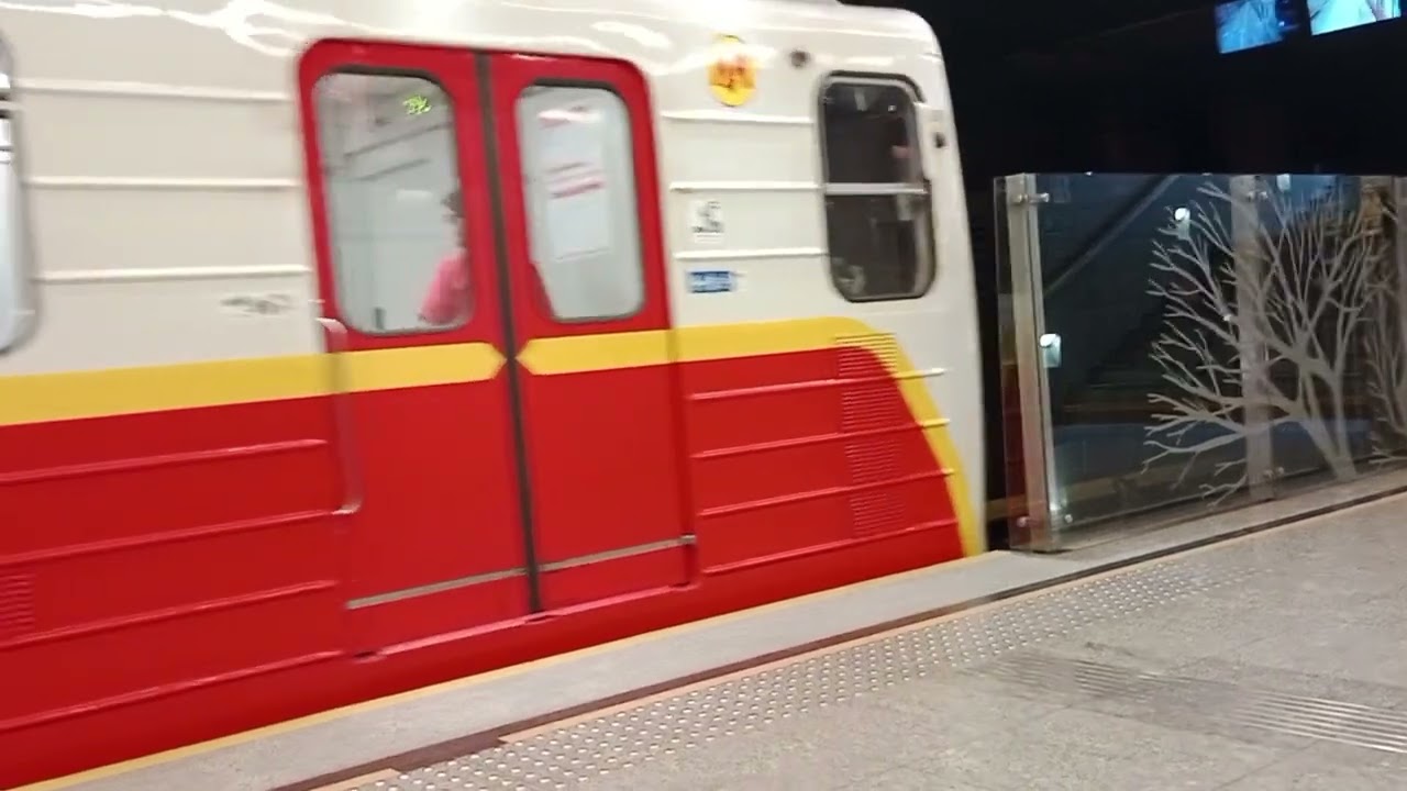 METRO WARSZAWSKIE| WARSAW METRO| TRAINS ON THE STATION STARE BIELANY #warszawa #metro #tube #viral