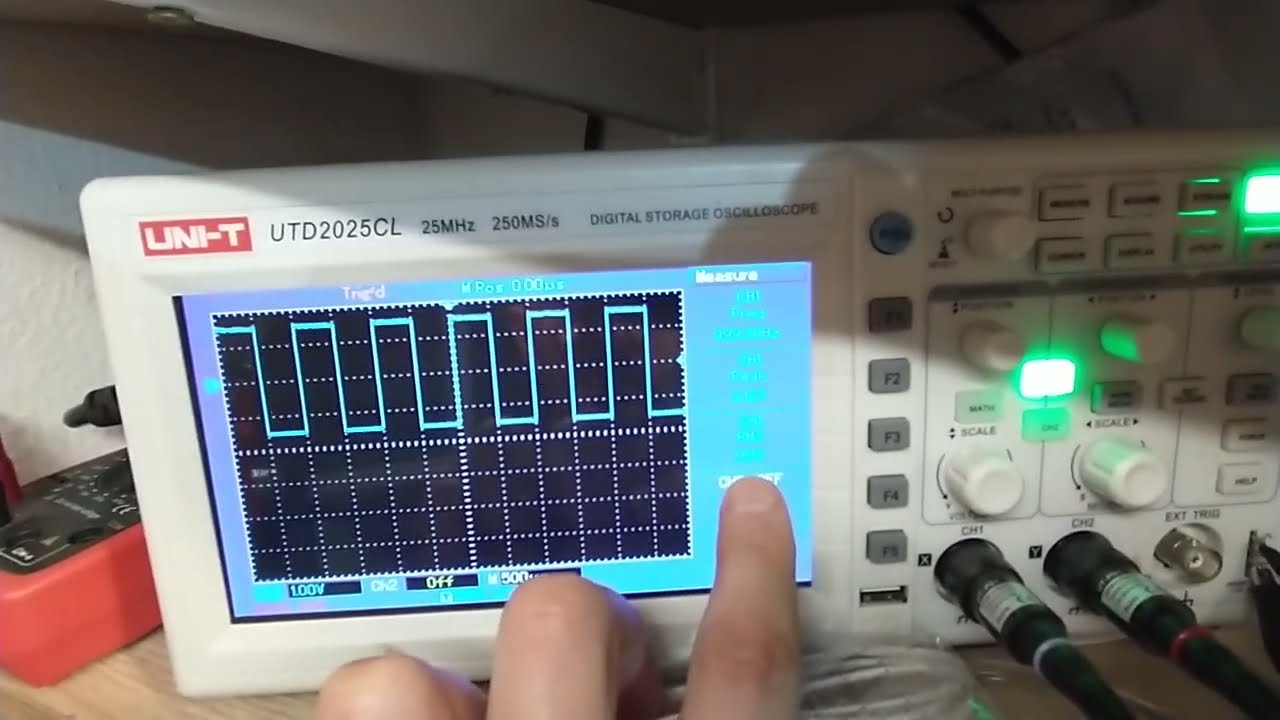 21 - Rectificaci&oacute;n de media onda con osciloscopio.