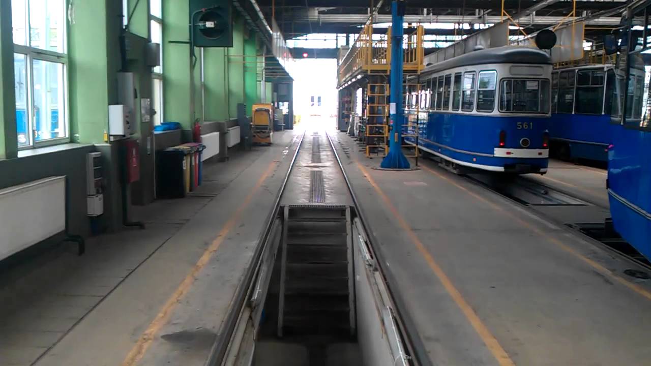 Przejazd tramwaju przez zajezdnię Nowa Huta w Krakowie