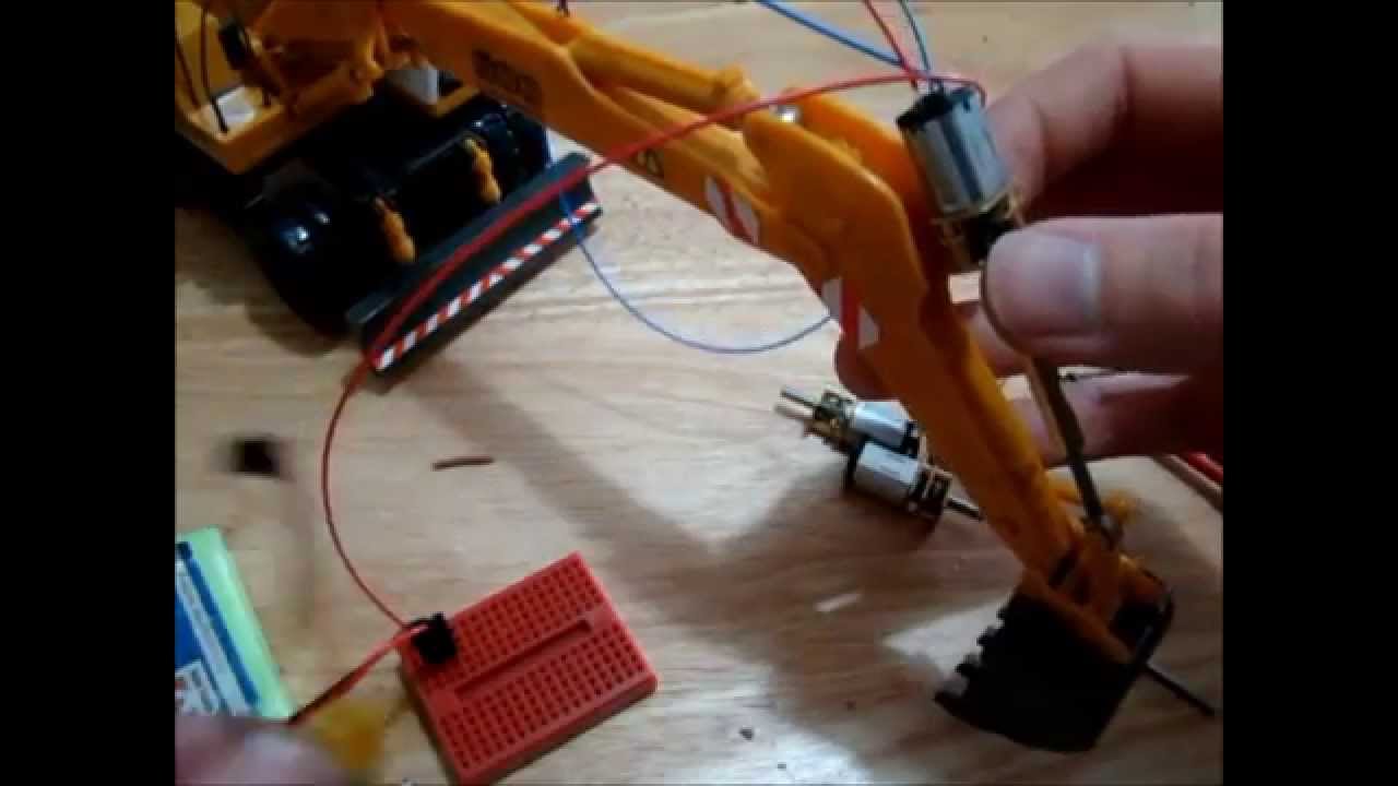 RC Liebherr A 900 C Litronic part 2 - Linear actuator test 1