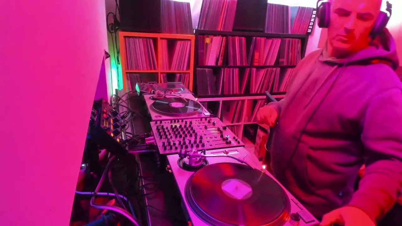 TECH-HOUSE ROOM