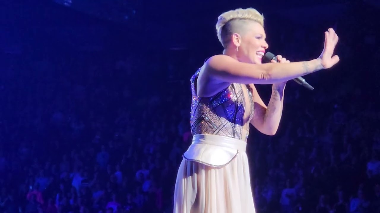 Pink Centre Bell Montreal 11.1.23 - Just Give Me a Reason