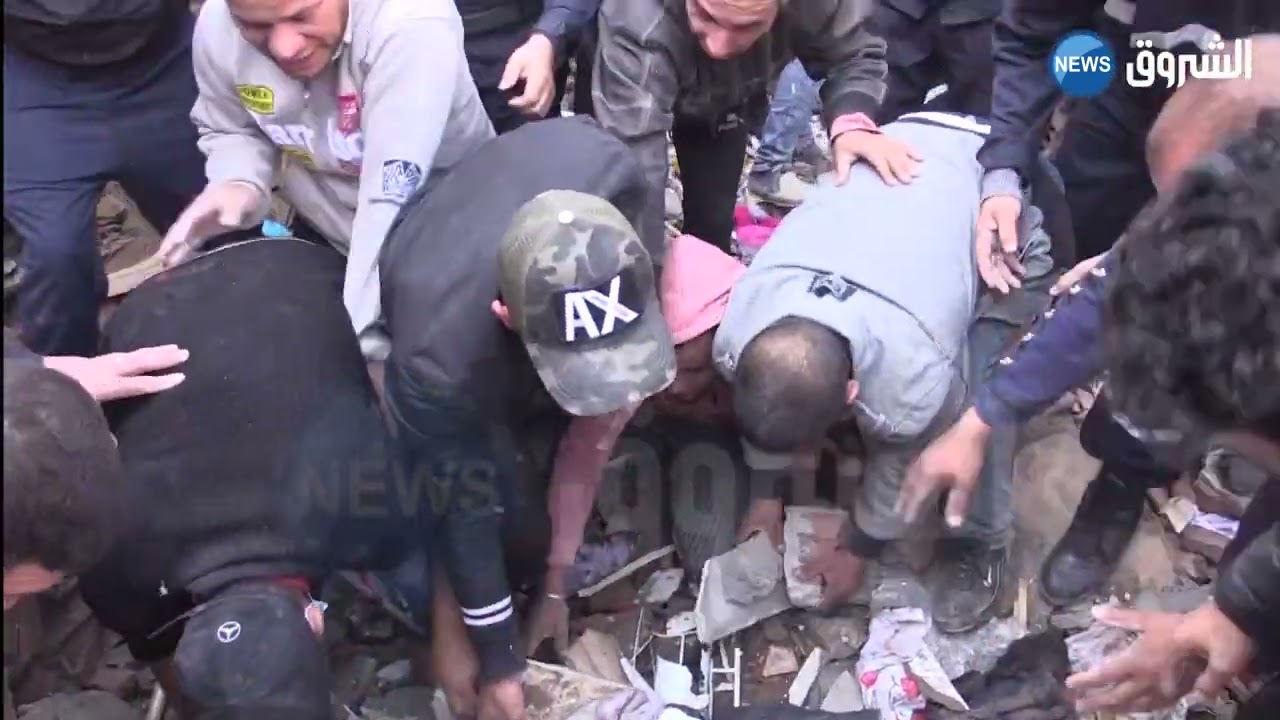 #لحظة انتشال شخص من تحت الأنقاض في انفجار للغاز ببرج بوعريريج