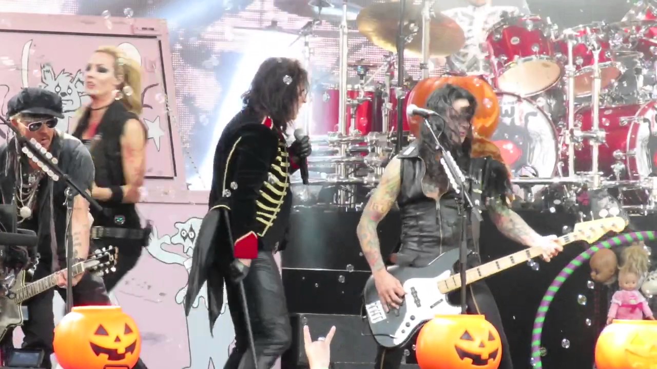 Alice Cooper with Johnny Depp and the Hollywood  Vampires