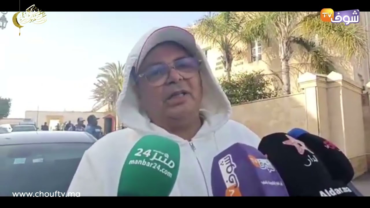 دموع إبن الفنانة رشيدة الحراق لحظة دفنها بمقبرة بالرباط:'تكرفصات بزاف بسبب السرطان'