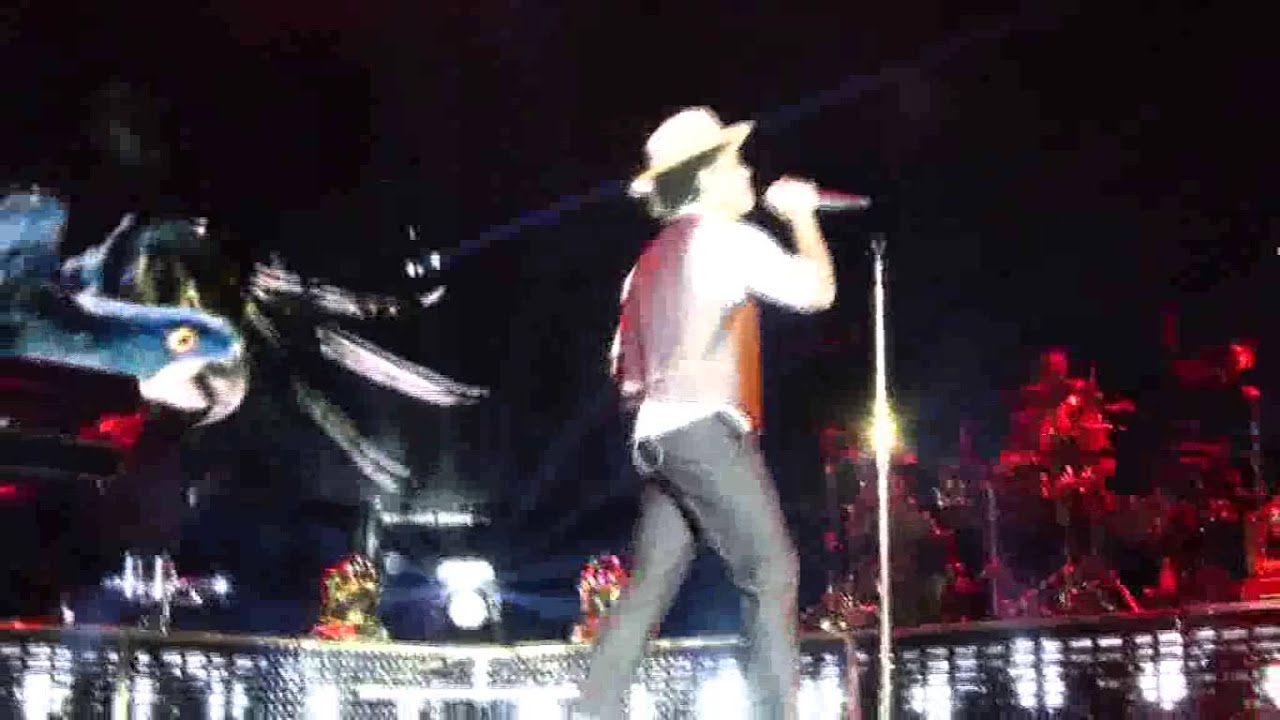 Moonshine & Natalie - Bruno Mars Paris Bercy by @HooliganJokeBoy