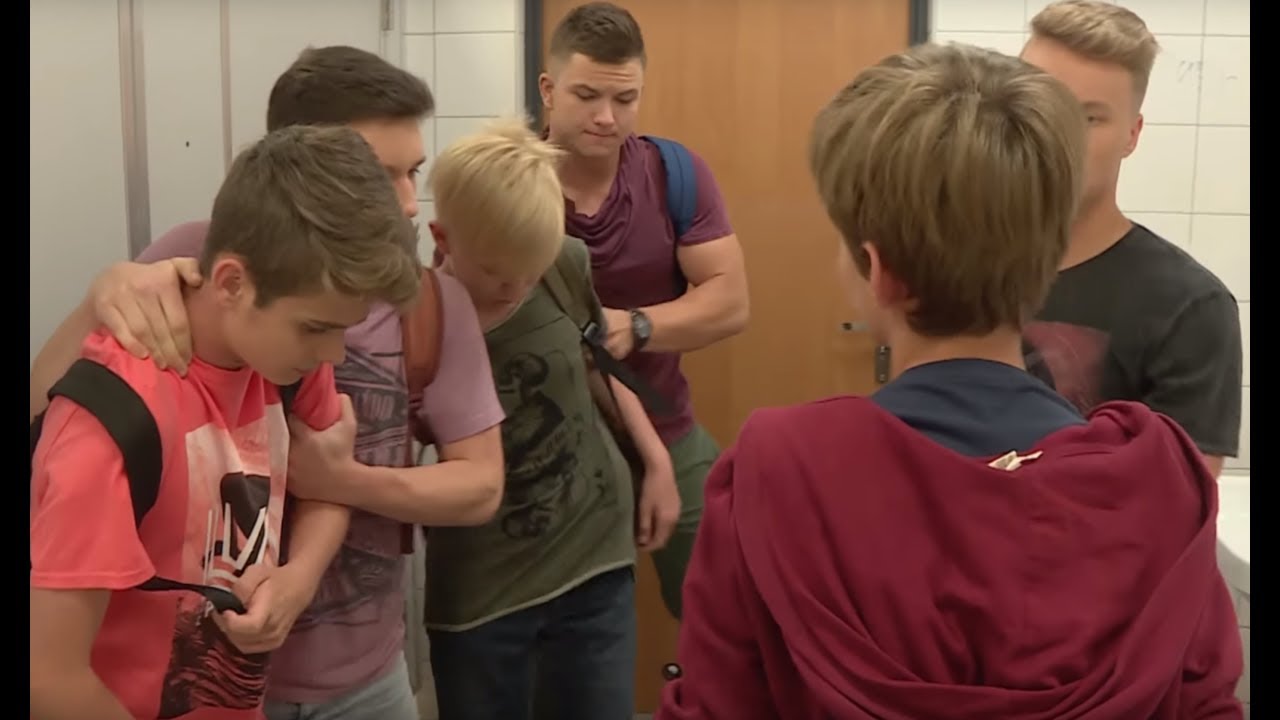 Starszy brat zmusił ucznia, żeby pobił swoich koleg&oacute;w [Szkoła odc. 608]