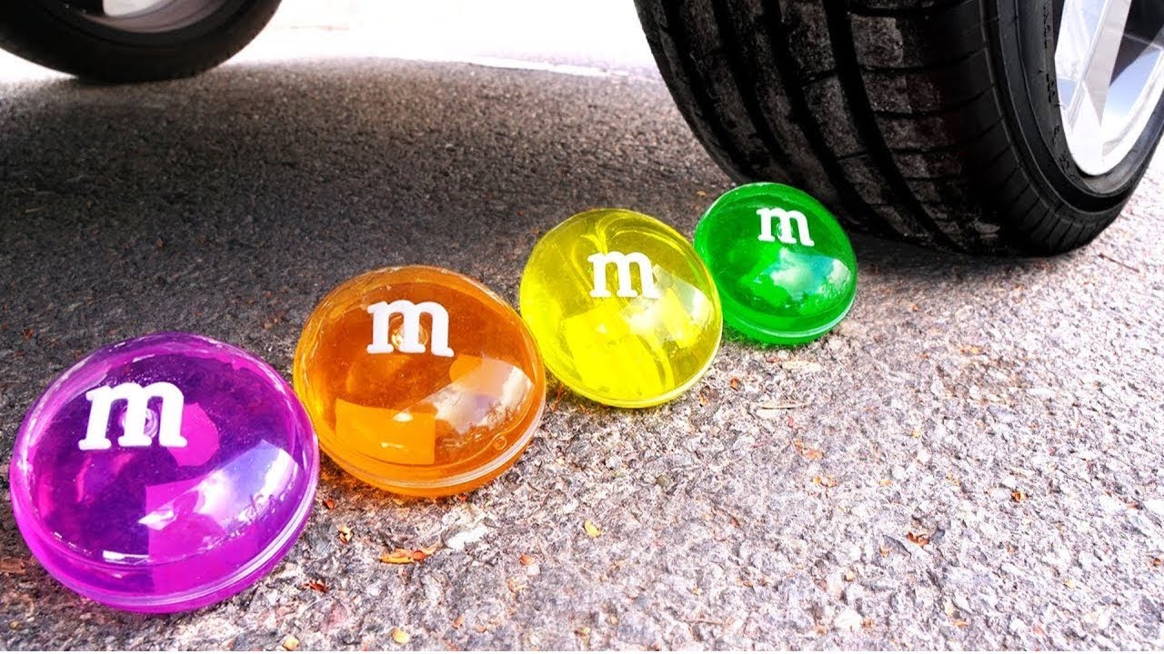 &Eacute;craser des choses croustillantes et molles en voiture ! Exp&eacute;rience: voiture vs m&m's