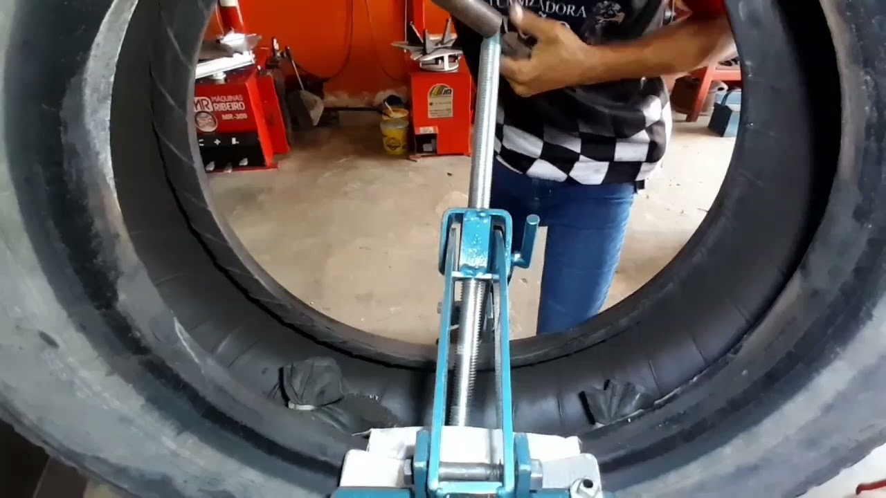 Vulcanizacão lateral no pneu 215/75-17.5 caminhao 3/4 feito na Vulcanizadora há óleo e h resistência